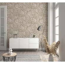 Wohnzimmer mit floral gemusterter Tapete, weißer Kommode und Dekoration