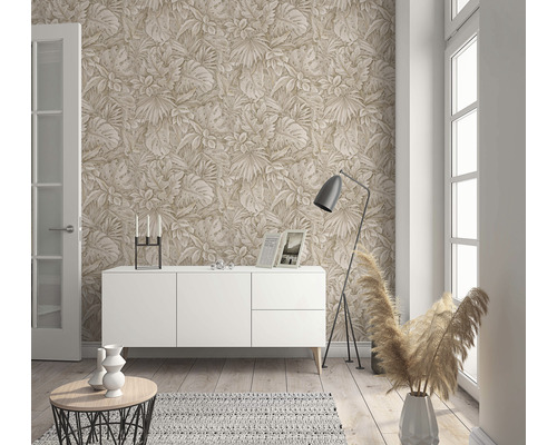 Wohnzimmer mit floral gemusterter Tapete, weißer Kommode und Dekoration