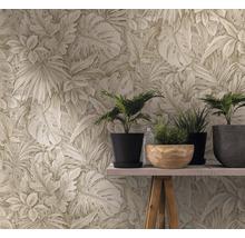 Gemusterte Tapete mit botanischem Motiv und Zimmerpflanzen auf einem Tisch