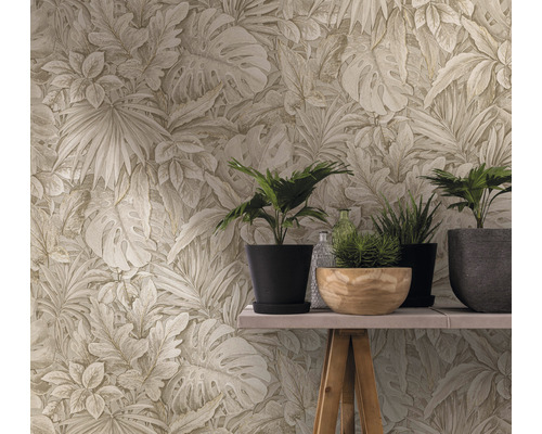 Gemusterte Tapete mit botanischem Motiv und Zimmerpflanzen auf einem Tisch