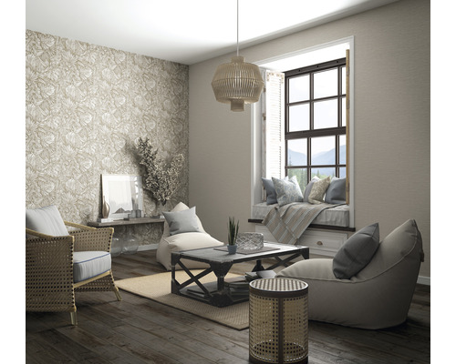 Wohnzimmer mit Rattanmöbeln, gemusterter Tapete, Fensterplatz und Holzboden für eine helle und organisierte Atmosphäre.