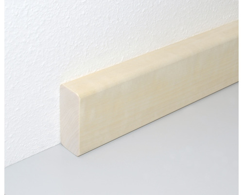 Sockelleiste aus Holz an der Wand