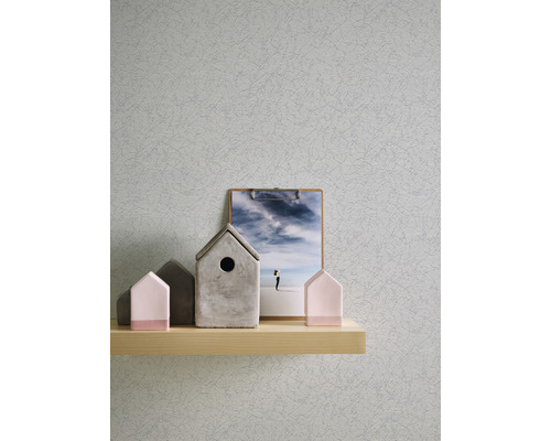 Helle Raufasertapete mit Dekoration auf einem Regal