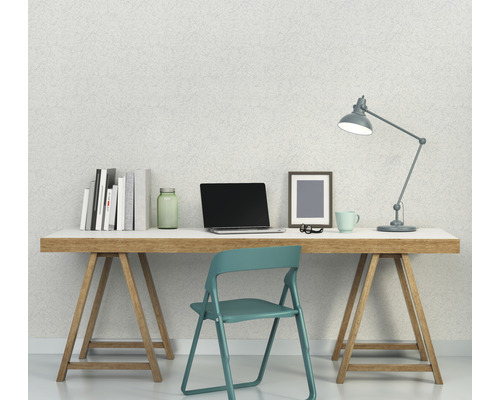 Arbeitszimmer mit Schreibtisch, Stuhl, Lampe, Laptop und Büchern für eine helle und organisierte Atmosphäre.