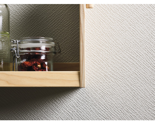 Regal mit Einmachgläsern vor einer strukturierten Tapete