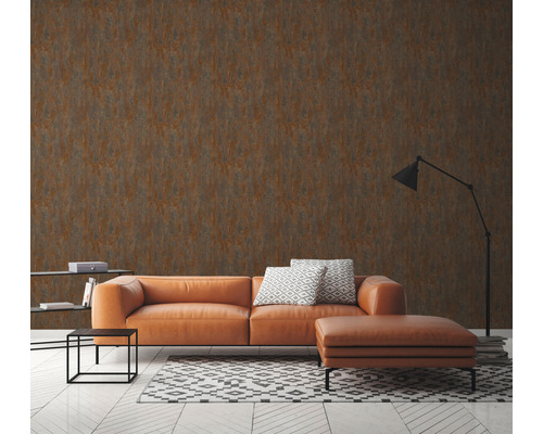 Wohnzimmer mit brauner Tapete in Rostoptik, Sofa und Stehlampe