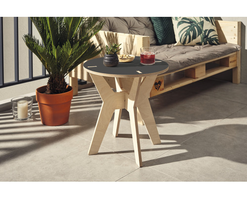 Dekorativer Beistelltisch aus Holz mit Getränken und Dekoration auf einer Terrasse