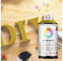 Szene mit DIY-Buchstaben, Pinsel, Schreibwaren und Sprühdose auf Wasserbasis
