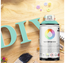 MTN Water Based Sprühfarbe mit DIY Buchstaben und Bastelmaterialien auf einem Holztisch