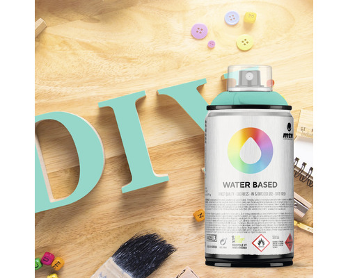 MTN Water Based Sprühfarbe mit DIY Buchstaben und Bastelmaterialien auf einem Holztisch
