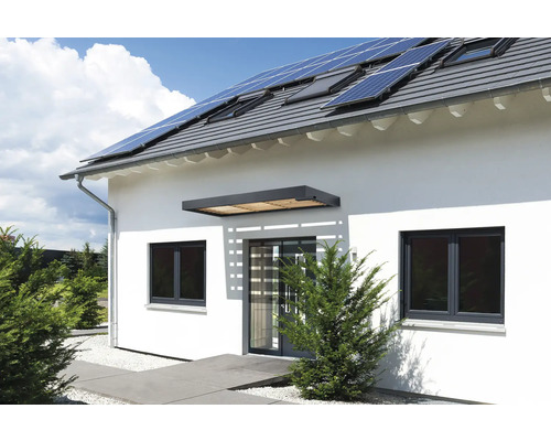 Hausfassade mit Fenstern, Vordach und Solaranlage auf dem Dach