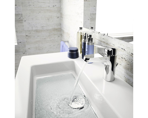 Modernes Badezimmer mit Waschbecken, Armatur und Pflegeprodukten