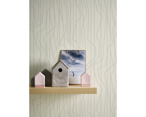 Wandgestaltung mit Tapete mit Linienmuster, Holzregal mit Dekoration