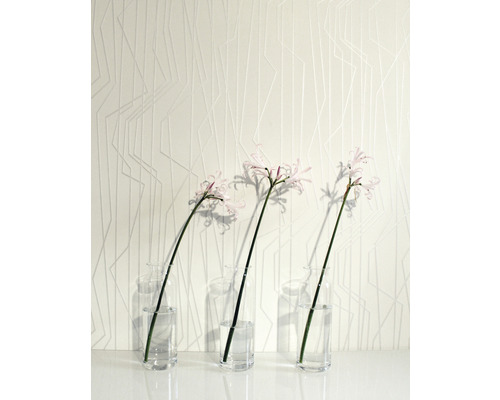 Szene mit strukturierter Tapete und drei Blumenvasen