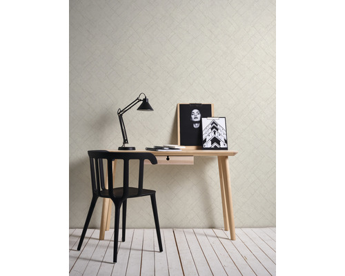 Arbeitszimmer mit Schreibtisch, Stuhl, Lampe und gemusterter Tapete