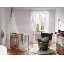 Einrichtung eines Kinderzimmers mit Babybett, Sessel und Wickelkommode.