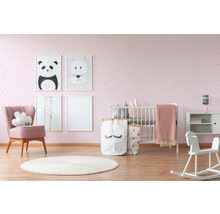 Babyzimmer mit rosa Tapete, Kinderbett, Sessel und Tierbildern