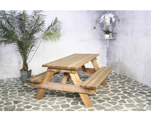 Holzbiertischgarnitur im Außenbereich mit Pflanze