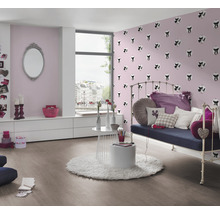 Zimmer mit Tapete, Liege und Laminatboden