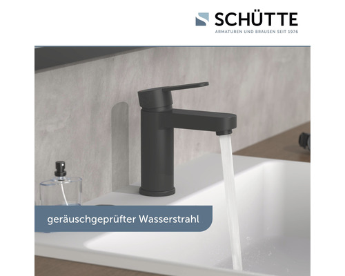 Schwarzer Wasserhahn mit laufendem Wasser im Waschbecken
