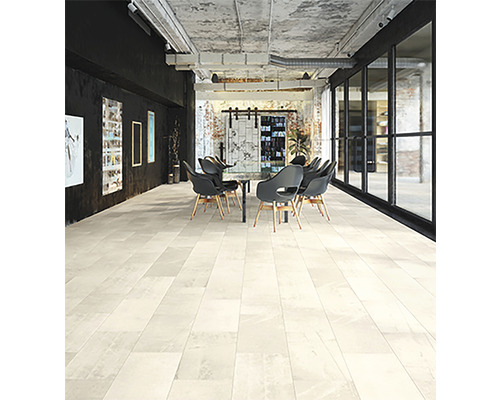 Heller Raum mit Fliesenboden, Esstisch und Stühlen