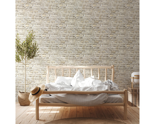 Schlafzimmer mit Steinoptik Tapete, Holzbett und Zimmerpflanze