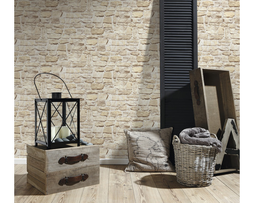 Dekorative Szene mit Backsteintapete, Laterne, Holzkiste, Kissen und Korb