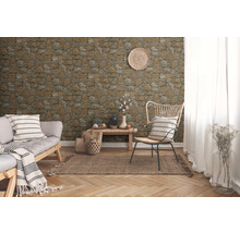 Wohnzimmer mit Steinoptik Tapete, Sofa, Stuhl und Teppich