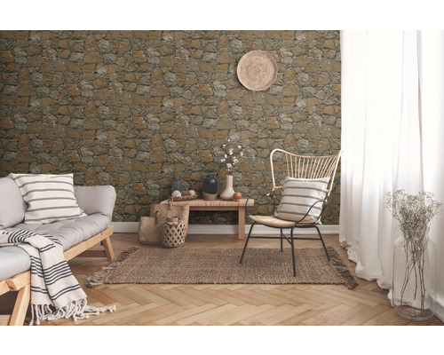 Wohnzimmer mit Steinoptik Tapete, Sofa, Stuhl und Teppich