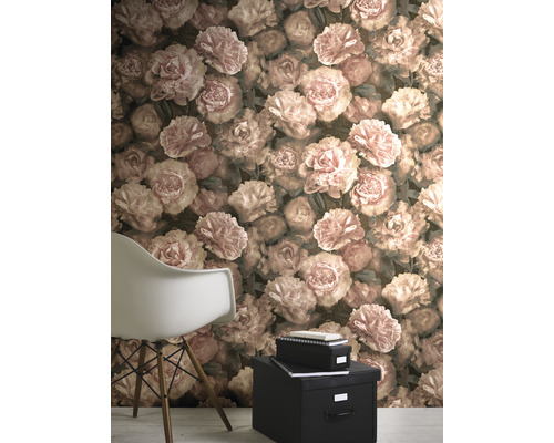 Dekorative Tapete mit Blumenmuster in einem Raum mit Stuhl und Aufbewahrungsboxen