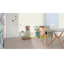 Wohnzimmer mit Sitzbank, Kissen, Tisch, Stuhl und Schreibtisch.