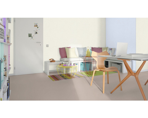 Wohnzimmer mit Sitzbank, Kissen, Tisch, Stuhl und Schreibtisch.