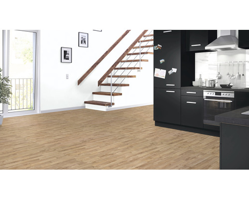 Heller Raum mit Holzboden, Treppe und Küchenzeile