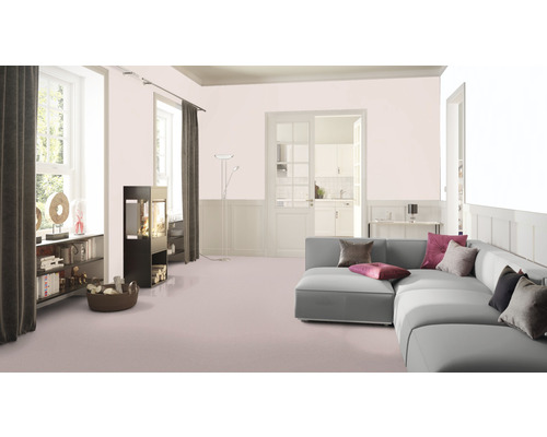 Helles Wohnzimmer mit Sofa, Bücherregal und Kaminofen