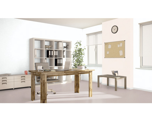 Büroraum mit Schreibtisch, Bürostuhl, Regal und Pinnwand