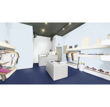 Innenaufnahme eines Bekleidungsgeschäfts mit Bekleidungsauslagen und Verkaufsfläche