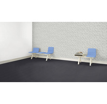 Szene mit Stühlen, kleinem Tisch und Backsteinmauer