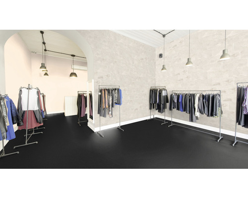 Innenaufnahme eines Bekleidungsgeschäfts mit Kleiderständern und dunklem Boden