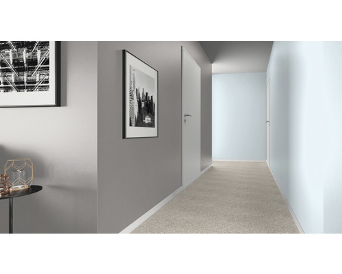 Flur mit Teppich, Türen und gerahmten Bildern an der Wand