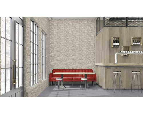 Gastraum mit rotem Sofa, Tisch, Barhockern und Zapfanlage