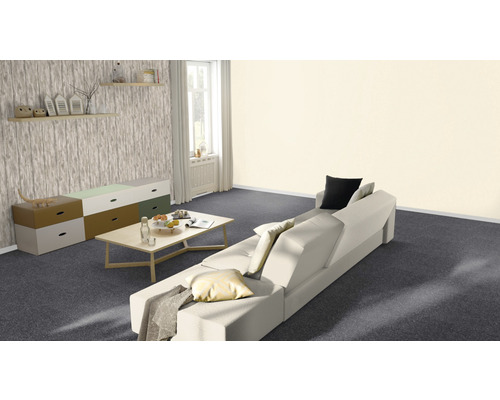 Wohnzimmer mit Sofa, Couchtisch und Kommode im modernen Design.