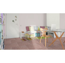 Wohnzimmer mit Schreibtisch, Stuhl, Sofa und Teppichboden