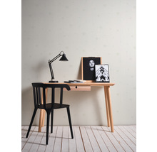 Ein Schreibtisch mit einer Lampe, einem Stuhl und Dekorationen schafft eine helle und organisierte Arbeitsatmosphäre.