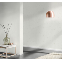 Heller Raum mit gemusterter Tapete, Lampe und dekorativen Elementen