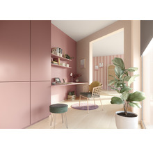 Helles Arbeitszimmer mit Schrank, Regal und Schreibtisch