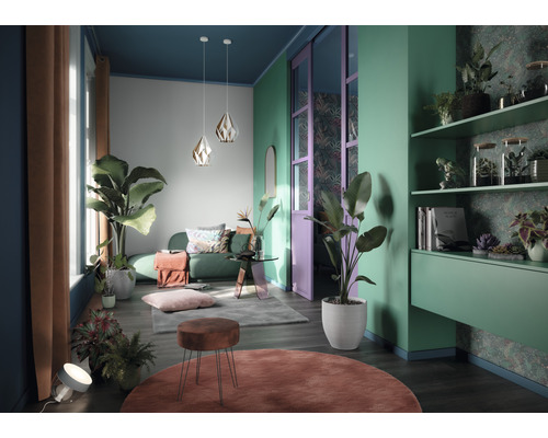 Wohnzimmer mit Sofa, Pflanzen, Teppich und Regalen für eine dekorative Wohnraumgestaltung