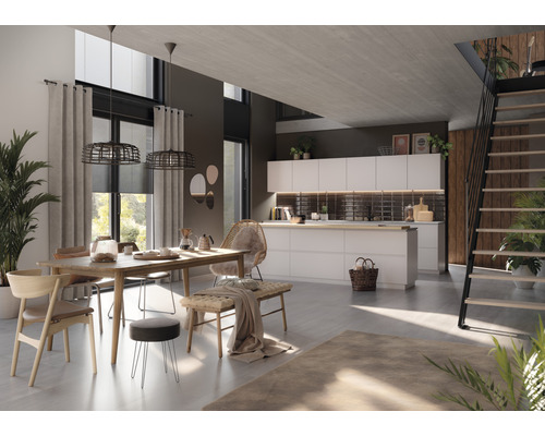 Helles Wohnzimmer mit Esstisch, Stühlen, Bank, Küchenzeile und Treppe