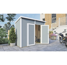 Garten Szene mit Gerätehaus aus Holz und geöffneten Türen, darin Gartengeräte und ein Fahrrad