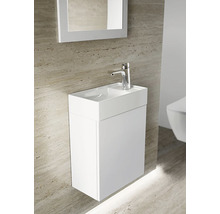 Badezimmer mit Waschbeckenunterschrank, Waschtisch, Armatur und Spiegel
