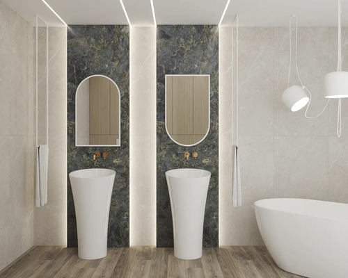 Badezimmer mit zwei Waschtischen, Spiegeln und Badewanne